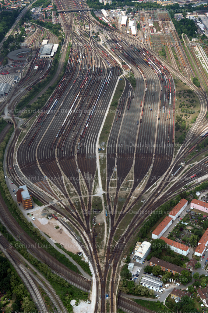 3803102 | NüRNBERG 21.08.2021 Schienen- und Gleisstrecken auf den Abstellgleisen und Rangierstrecken des Rangierbahnhofes und Güterbahnhofes der Deutschen Bahn in Nürnberg im Bundesland Bayern. // Marshalling yard and freight station of the Deutsche Bahn in Nuernberg in the state Bavaria. bahn.de. Foto: Gerhard Launer