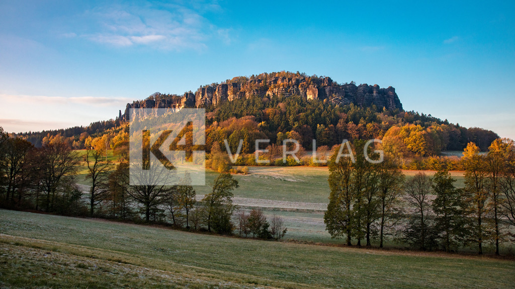 Wandbild-Panormama-Pfaffenstein-Barbarine-Sonnenuntergang-FOCO3434 | Der Pfaffenstein mit seiner bekannten Barbarine im Sonnenaufgang - Realisiert mit Pictrs.com