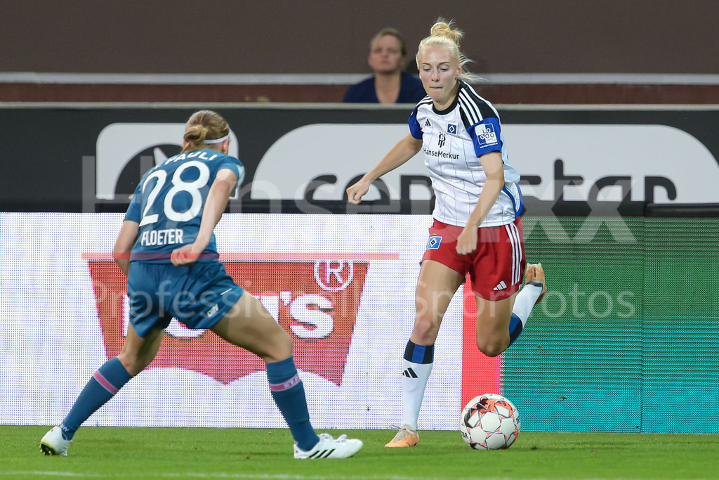 Fussball, DFB-Pokal Frauen, FC St. Pauli - Hamburger SV | v.li.: Joline Floeter (FC St. Pauli, 28) und Sophie Profe (Hamburger SV, 14) im Zweikampf, Duell, Dynamik, Aktion, Action, Spielszene, DIE DFB-RICHTLINIEN UNTERSAGEN JEGLICHE NUTZUNG VON FOTOS ALS SEQUENZBILDER UND/ODER VIDEOÄHNLICHE FOTOSTRECKEN. DFB REGULATIONS PROHIBIT ANY USE OF PHOTOGRAPHS AS IMAGE SEQUENCES AND/OR QUASI-VIDEO.