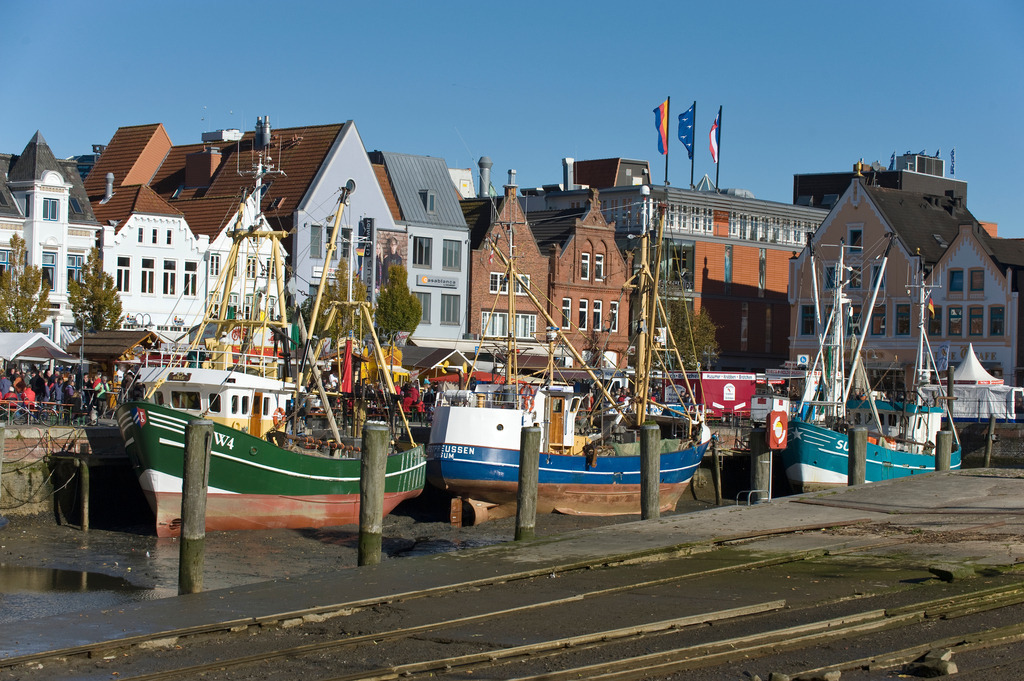 Kutter im Hafen | Europa, Deutschland, Schleswig-Holstein, Husum, Kutter im Hafen - Realisiert mit Pictrs.com