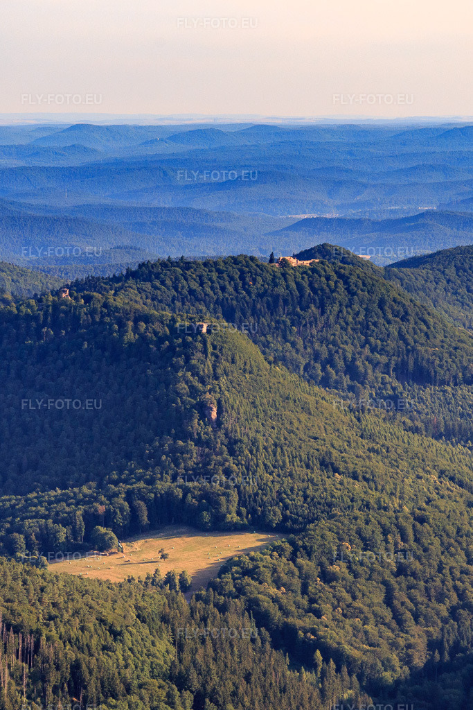Vue aérienne: Wegelnburg, Château de Lœwenstein et Château de Hohenbourg à Wingen dans le département Bas Rhin, France – .Photo: IMG_149353.jpg prise le 05/07/2025 par Werner Riehm/FLY-FOTO.eu – Résolution de l'original: 2407 x 3611 px – Burg Wegelnburg – WWW.ALSACETERREDECHATEAUX.COM