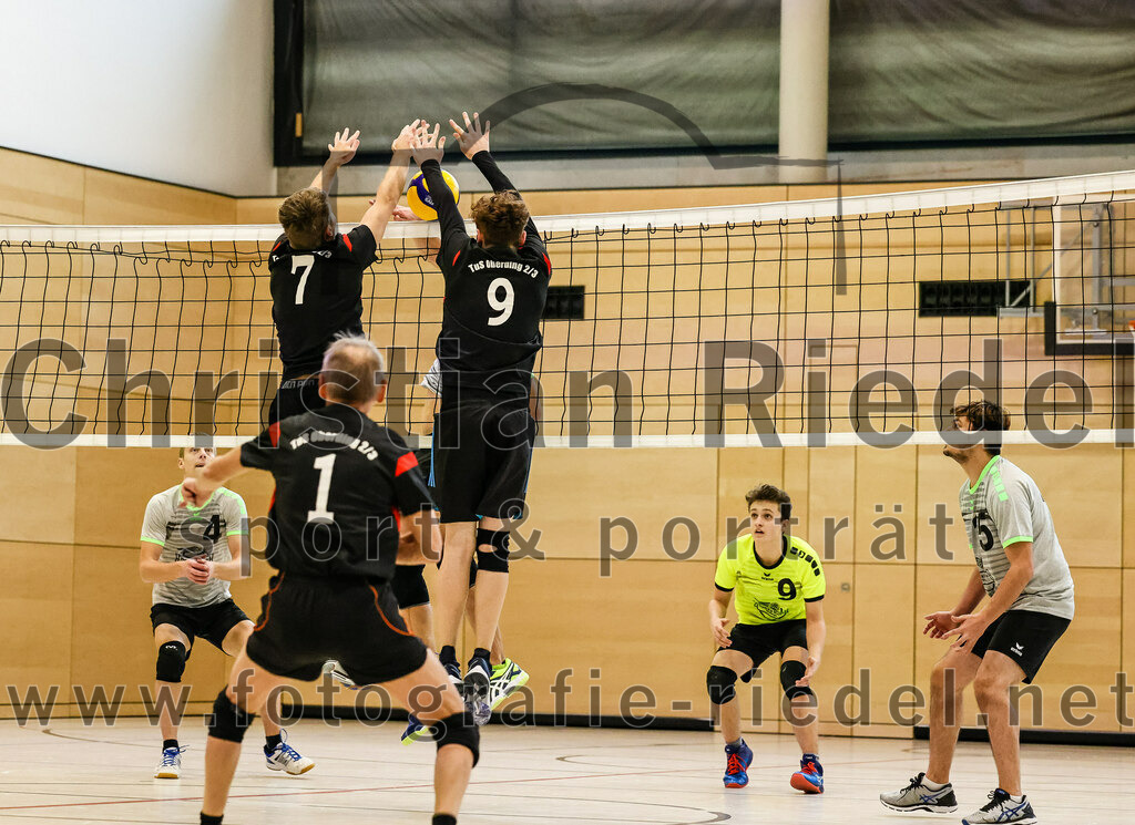 2021-11-27_082_TuS_Oberding_II_gegen_MTV_1881_Ingolstadt_III | Oberding, Deutschland, 27.11.2021:
Volleyball, Kreisliga 2021 / 2022, 5. Spieltag, TuS Oberding II gegen MTV 1881 Ingolstadt III, Endergebnis: 3:2

Christoph Stegemann (TuS Oberding, #7), Hayden Lorenz (TuS Oberding, #9), Andreas Ruß (TuS Oberding, #1)

Foto: Christian Riedel / fotografie-riedel.net