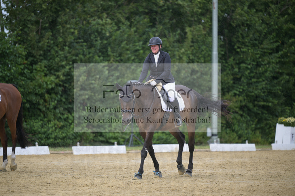 DOS_7228 | Entdecke hochwertige Reitturnierfotos von Foto Oger. Professionell, emotional und authentisch – jetzt Lieblingsmomente im Shop bestellen.Deutschlandweite Turnierfotografie. - Realisiert mit Pictrs.com