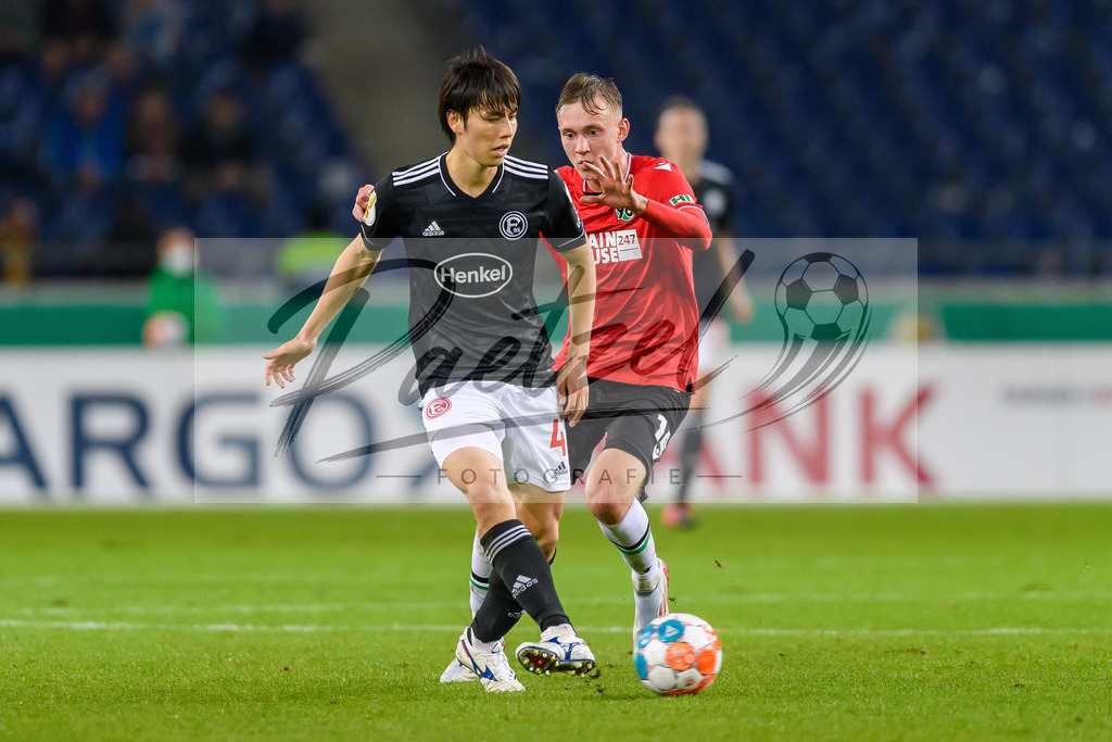 H96DUS20211027_032 | Fussball, Herren: Ao Tanaka (Fortuna Duesseldorf) und Maximilian Beier (Hannover 96) im Zweikampf bei dem Spiel der 2. Runde im DFB-Pokal zwischen Hannover 96 und Fortuna Duesseldorf in der HDI-Arena am 27.10.2021 in Hannover, Deutschland.DFB / DFL REGULATIONS PROHIBIT ANY USE OF PHOTOGRAPHS AS IMAGE SEQUENCES AND/OR QUASI-VIDEO. - Realisiert mit Pictrs.com