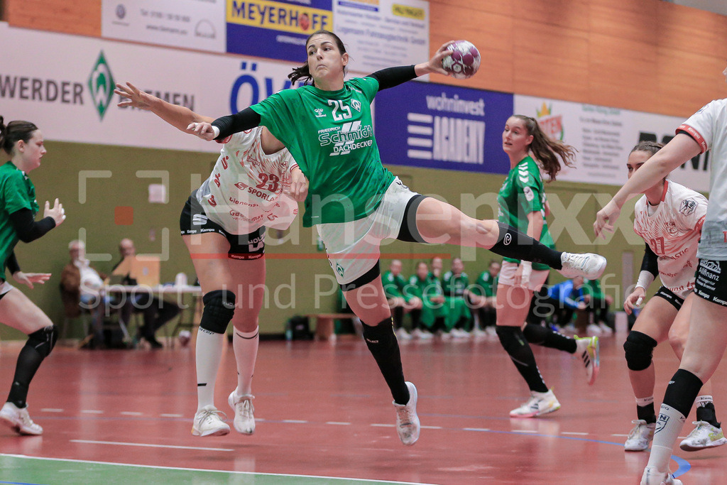 Handball, 2. Bundesliga Frauen, SV Werder Bremen - TG Nürtingen | v.li.: Anna Lena Bergmann (SV Werder Bremen, 25) beim Wurf, am Ball, Spielszene, Aktion, Action