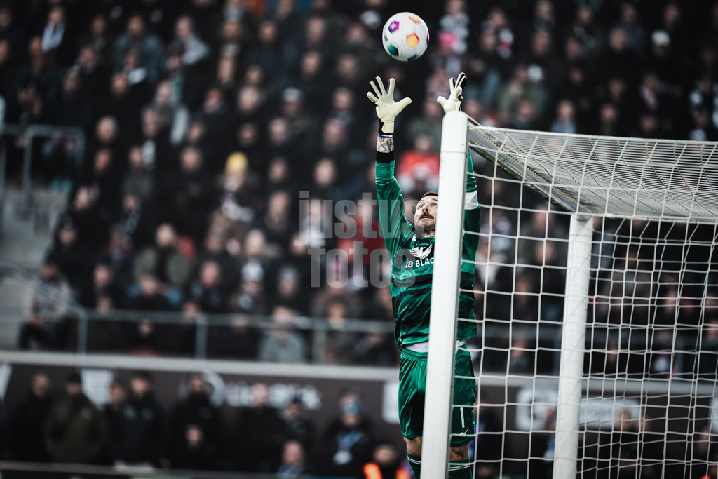 Fußball | Männer | Saison 2023/2024 | 2. Fußball-Bundesliga | 31. Spieltag | FC St. Pauli vs. FC Hansa Rostock | 26.04.2024 | Markus Kolke (#1, FC Hansa Rostock) fängt den Ball