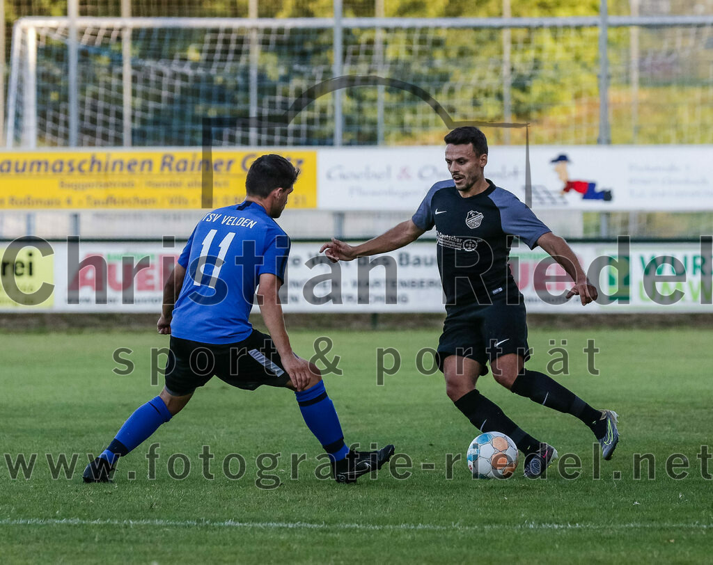 2023-07-14_102_FC_Langengeisling_gegen_FC_Velden-Eberspoint | Erding, Deutschland, 14.07.2023:
Fußball, Bezirksliga Oberbayern Ost 2023 / 2024, Testspiel, FC Langengeisling gegen FC Velden-Eberspoint, Endergebnis: 5:0

Julian Buchmeier (FC Velden-Eberspoint, #11), Maximilian Hintermaier (FC Langengeisling, #13)

Foto: Christian Riedel / fotografie-riedel.net