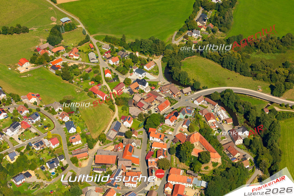 Luftaufnahme Burgtreswitz Moosbach - Die Luftaufnahme wurde 2025 vom UL-Flugzeug heraus erstellt ( keine Drohne ) - Hochauflösende Luftaufnahme - für professionelle Ausdrucke geeignet. Die Geschenkidee !Mit Lizenz und Bildrechte bestellbar