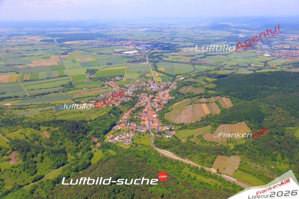 Die Luftaufnahme Zell - Knetzgau wurde vom UL-Flugzeug (keine Drohne) aus fotografiert.Hohe Druck- Auflösung-die Geschenkidee!