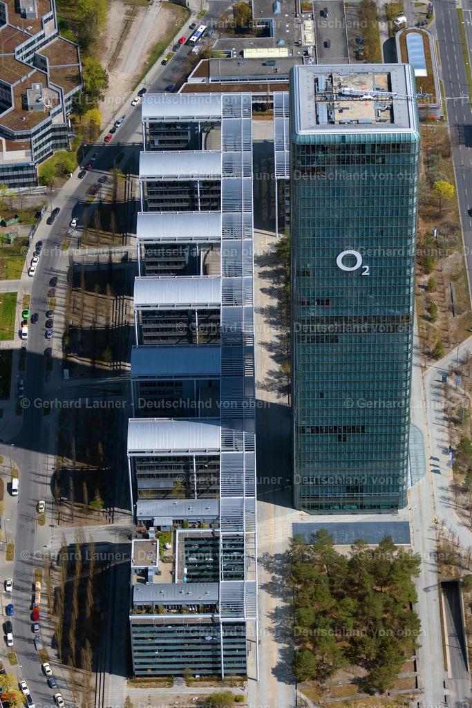 4021525 | MüNCHEN 08.04.2020 Entwicklungsgebiet und Brachflächen am Gebäude des Uptown Hochhaus - Firmensitzes der Telefonica Germany und der Astellas Pharma GmbH am Georg-Brauchle-Ring in München im Bundesland Bayern. Das Telekommunikationsunternehmen hat seinen Sitz in dem verglasten Hochhaus mit dem O2 Logo. Weiterführende Informationen bei: Telefónica Germany GmbH &amp; Co. OHG. // The headquarters Uptown of Telefonica Germany and Astellas Pharma on Georg Brauchle Ring in Munich in the state of Bavaria. The telecommunication company is seated in the glas tower with the 02 logo. The pharmaceutical company is in the complex with glas arches. Further information at: TelefA?nica Germany GmbH &amp; Co. OHG.   www.astellas.de  /  www.telefonica.de  /  www.o2.de  Foto: Gerhard Launer