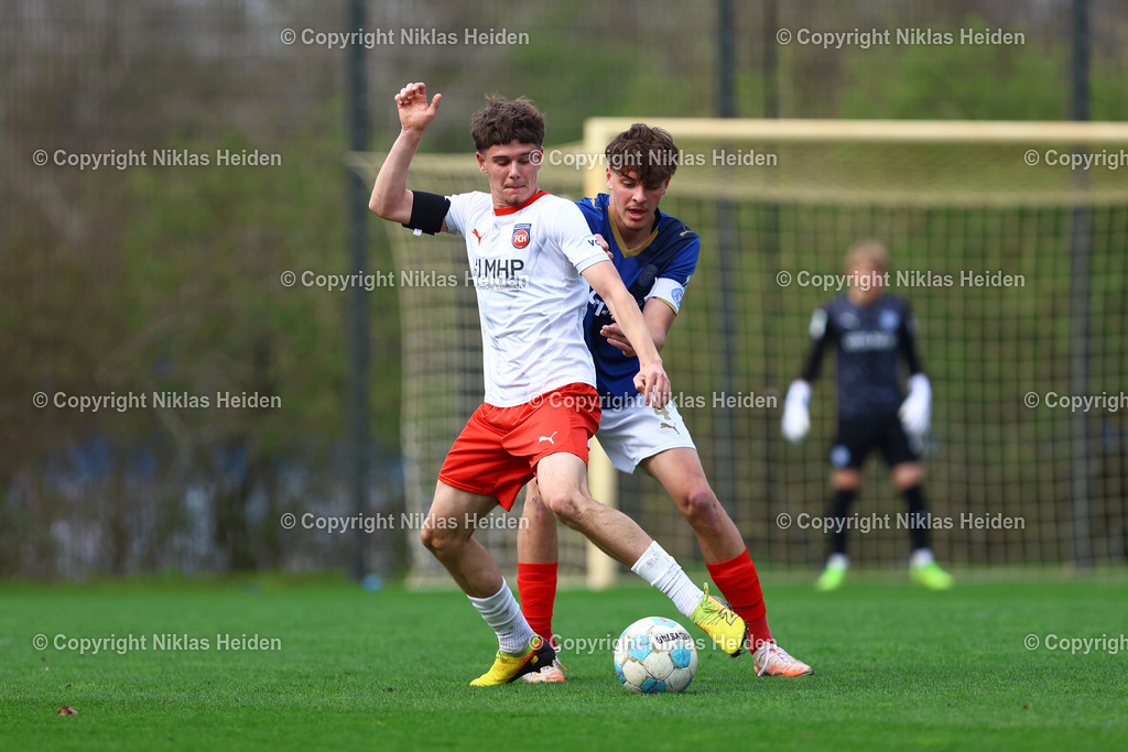 NH_HolsteinKielU19_1FCHeidenheimU19_DFBNachwuchsliga_18042026 | #4 Len Kloppenburg (Holstein Kiel U19), #21 Maximilian Kos (1. FC Heidenheim U19)Fußball I Herren I U19 DFB-Nachwuchsliga Hauptrunde Liga A, Gruppe B I Saison 2025-2026 I 9. Spieltag I Holstein Kiel U19 - 1. FC Heidenheim U19 I 18.04..2026 I Citti-Fußball-Park