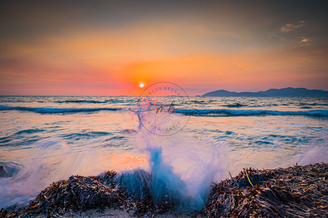 Brandung bei Sonnenuntergang auf Kos | Professionelle Natur- & Landschaftsfotos als Poster, auf Leinwand & viele mehr. Wähle aus einer Vielzahl an Formaten & Materialien Dein perfektes Bild. - Realisiert mit Pictrs.com