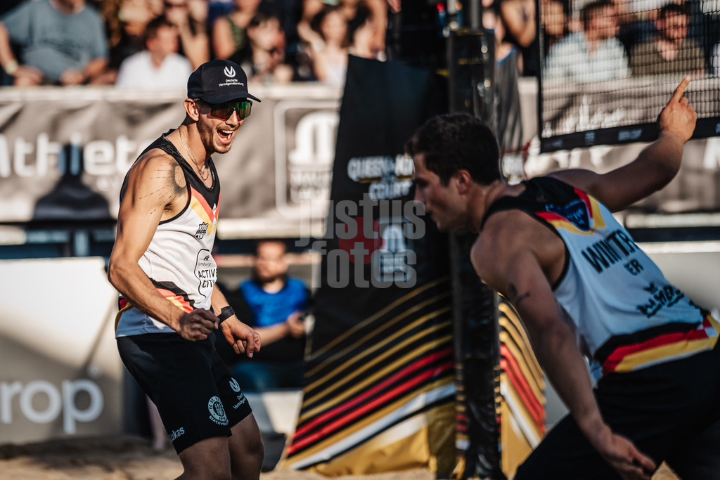 Beachvolleyball | Männer | Queen and King of the Court | Hamburg | 01.06.2024 | v.l. Jubel bei Lukas Pfretzschner und Sven Winter