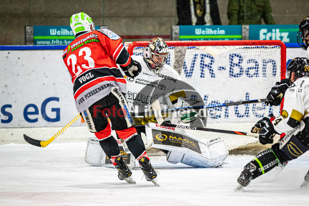 TSV Peißenberg Miners vs EHC Königsbrunn | Eishockey Bayernliga Vorbereitung 2024/2025, TSV Peißenberg Miners vs EHC Königsbrunn, 20240928,Torschuss Dejan VOGL (Miners 23), David BLASCHTA (EHC Goalie 31) hält,2024-09-28 in Peißenberg (Eisstadion)Dejan VOGL (Miners 23), David BLASCHTA (EHC Goalie 31)Copyright: WolfgangxLindner