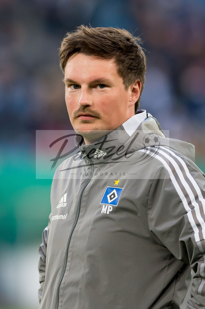 HSVSCF20220419_264 | Fussball, Herren: Co-Trainer Merlin Polzin (Hamburger SV) schaut beim DFB-Pokal-Halbfinalspiel zwischen Hamburger SV und SC Freiburg im Volksparkstadion am 19.04.2022 in Hamburg, Deutschland.DFB / DFL REGULATIONS PROHIBIT ANY USE OF PHOTOGRAPHS AS IMAGE SEQUENCES AND/OR QUASI-VIDEO. - Realisiert mit Pictrs.com