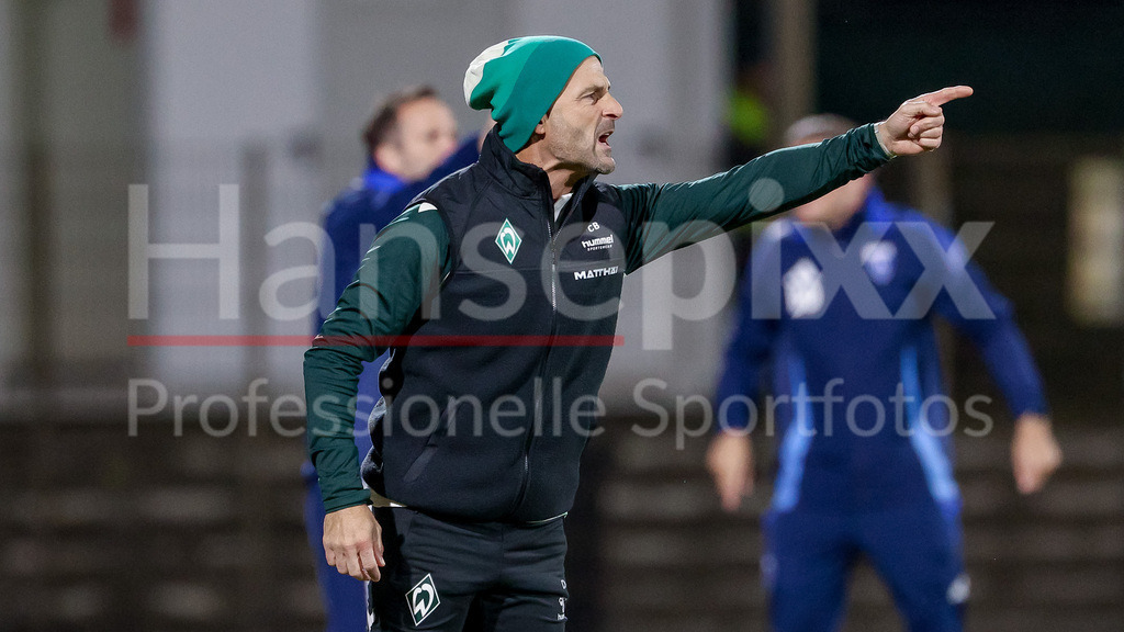 Fussball, Regionalliga Nord, SV Werder Bremen II - BSV Kickers Emden | Christian Brand (Trainer, SV Werder Bremen II) gibt Anweisungen, gestikuliert, mit den Armen gestikulieren, Portrait, Nahaufnahme, Einzelfoto, Einzelbild