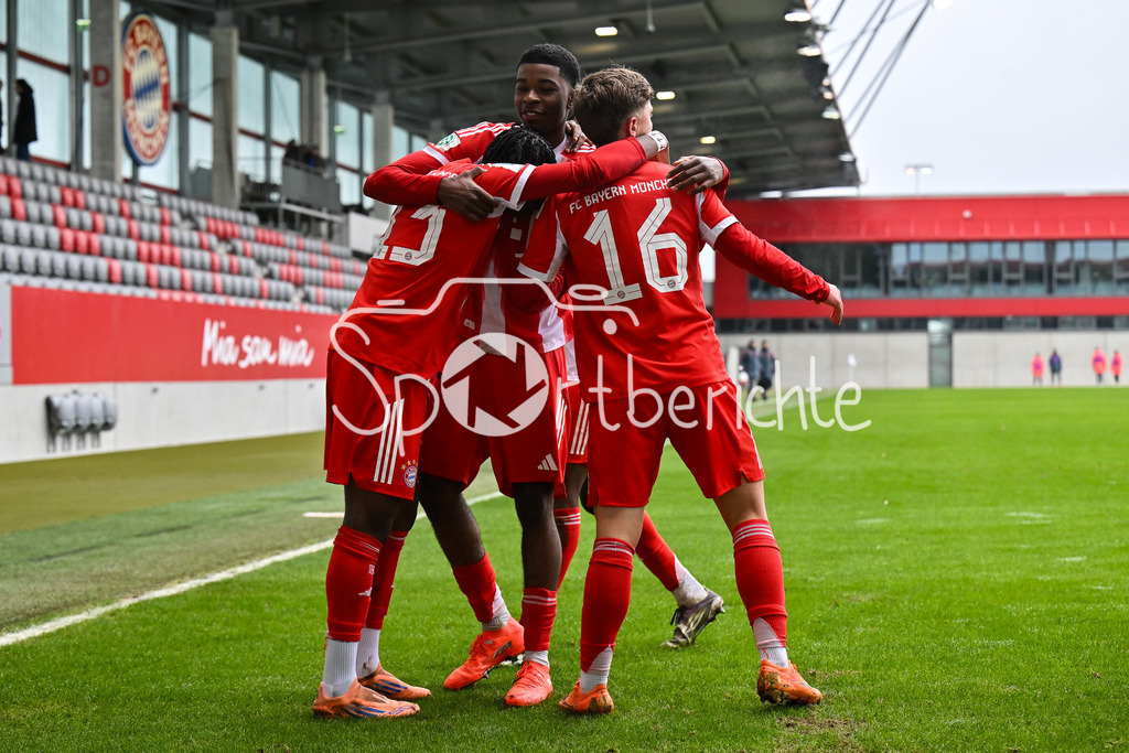 FC Bayern München - Hannover 96 | MUNICH, GERMANY - 15. FEBRUARY: Jubel der Bayern nach dem Treffer zum 3-1 durch Uzorchukwu EGWUATU (FC Bayern München U19 13) / Tor / Torschuetze / Freude / Happy während dem Spiel zwischen der U19 des FC Bayern München und der U19 von Hannover 96 am 2. Spieltag der Hauptrunde der U19-DFB-Nachwuchsliga am FC Bayern Campus