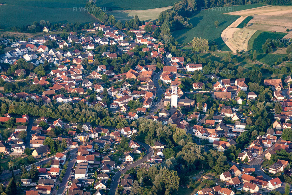 Vue aérienne: Église au centre du village à Offendorf dans le département Bas Rhin, France. Photo: IMG_68031.jpg prise le 19/06/2014 par Werner Riehm/FLY-FOTO.eu – Résolution de l'original: 4752 x 3168 px