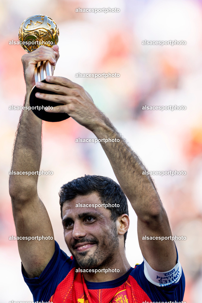 FOOTBALL : Argentine vs Espagne – Finale de la Coupe du Monde FIFA 2026. New York New Jersey Stadium, East Rutherford, New Jersey, États-Unis. 19/07/2026. | Rodri reçoit le Ballon d'Or (Golden Ball), récompensant le meilleur joueur de la Coupe du Monde de la FIFA 2026, lors de la cérémonie de remise des prix organisée après la finale remportée par l'Espagne face à l'Argentine au New York New Jersey Stadium, à East Rutherford (New Jersey), le 19 juillet 2026, aux États-Unis.
