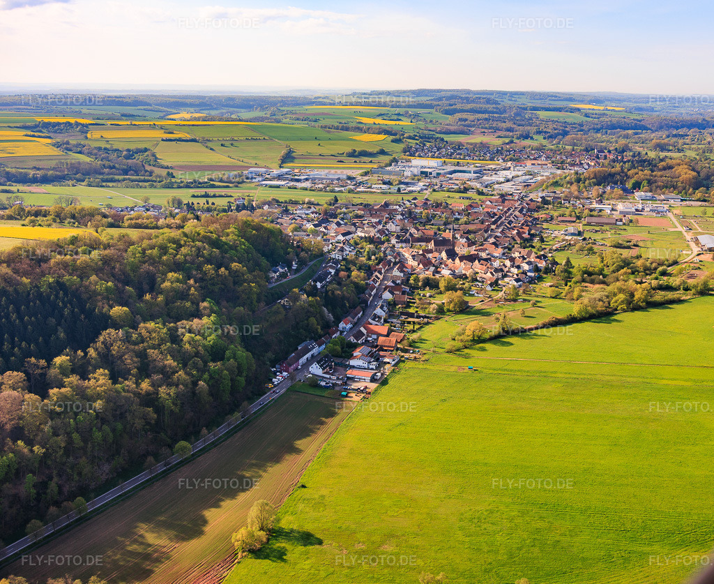 Luftbild: Ortsansicht aus Norden im Ortsteil Webenheim in Blieskastel im Bundesland Saarland in Deutschland.Foto: IMG_154465.jpg vom 18.04.2026 durch Werner Riehm/FLY-FOTO.deAuflösung des Originals: 4734 x 3870 px