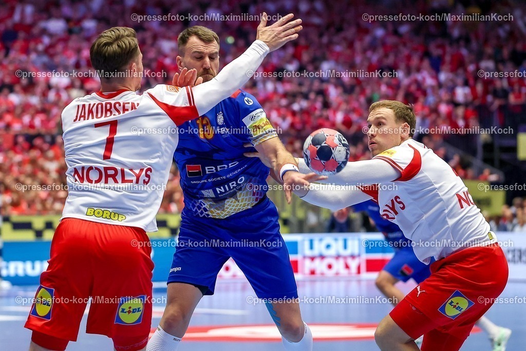 EHF18012602010 | 18.01.2026, Handball, Men's EHF EURO 2026, Dänemark - Rumänien, Jyske Bank Boxen in Herning, Dänemark, Preliminary Round:  Radu Cristian Ghita (Romania #13) im Zweikampf gegen   Emil Jakobsen (Denmark #07)  Simon Bogetoft Pytlick (Denmark #43) 