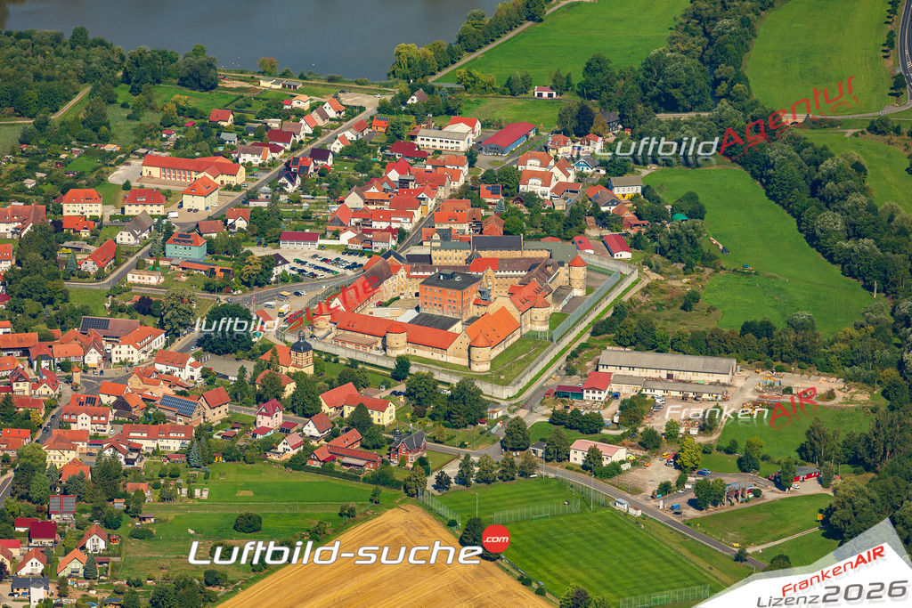Luftbild der Stadt Untermaßfeld - Die Luftaufnahme wurde 2025 vom UL-Flugzeug heraus erstellt ( keine Drohne ) - Hochauflösende Luftaufnahme - für professionelle Ausdrucke geeignet. Die Geschenkidee !Hier alle&nbsp;Infos zur Lizenzierung der LuftaufnahmeWir fliegen auch dieses Jahr wieder in Ihre Region um Luftbilder zu erstellen.- Luftbild anfragen