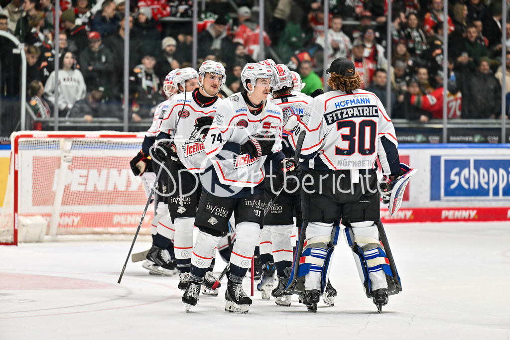 Augsburger Panther - Nürnberg Ice Tigers | AUGSBURG, GERMANY - 28. NOVEMBER: Schlussjubel der Gäste nach dem Auswärtssieg in Augsburg beim Ligaspiel zwischen den Augsburger Panthern und den Nürnberg Ice Tigers am 23. Spieltag der Penny DEL im Curt Frenzel Stadion