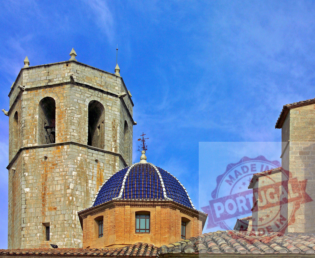 Spanish bell tower and blue dome against sky | Stone bell tower and blue tiled dome of a church under a clear blue sky - Realisiert mit Pictrs.com