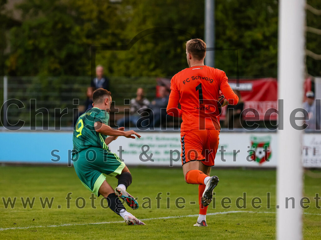 2023-09-01_020_FC_Schwaig_gegen_TSV_Gruenwald | Oberding, Deutschland, 01.09.2023:
Fußball, Landesliga Südost 2023 / 2024, 9. Spieltag, FC Schwaig gegen TSV Grünwald, Endergebnis: 3:1

Severin Buchta (TSV Grünwald, #9), Torwart Franz Hornof (FC Schwaig, #1)

Foto: Christian Riedel / fotografie-riedel.net