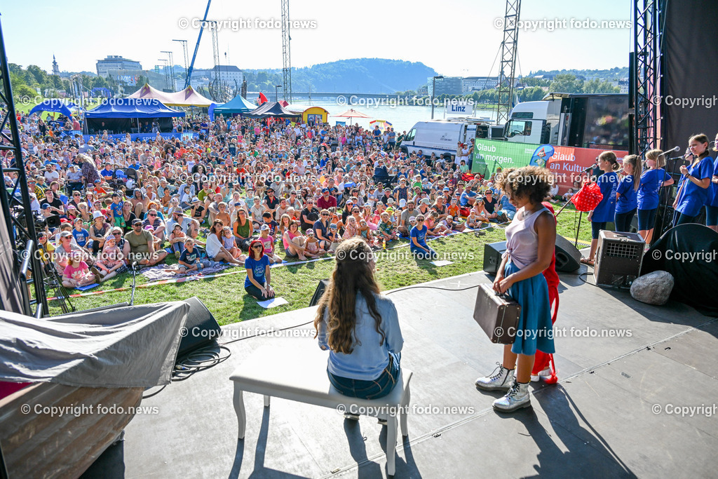 Kinderklangwolke Linz 2023_ 10.09.2023-29 | 10.09.2023, Donaulaende Linz, AUT, Kinderklangwolke 2023, im Bild Kinderklangwolke, Buehne, Zuschauer