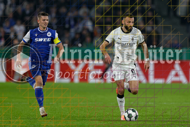 Borussia Mönchengladbach vs Karlsruher SC - DFB-Pokal 2. Runde | Mönchengladbach, Deutschland, 28.10.25:   Marvin Wanitzek (Karlsruher SC) und Franck Honorat (Borussia Mönchengladbach) im Kampf um den Ball waehrend des Spiels der DFB-Pokal 2. Runde zwischen Borussia Mönchengladbach vs Karlsruher SC im Stadion im Borussia Park(Foto von Brauer-Fotoagentur / Adrian Schlueter)