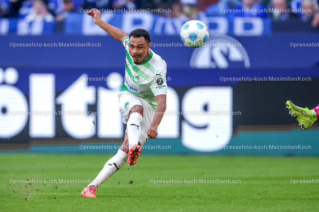 Schalke26102402173 | 26.10.2024, Fußball, FC Schalke 04 - SpVgg Greuther Fürth, 2. Fußball Bundesliga, Veltins-Arena Gelsenkirchen, Saison 2024 2025: Sacha Banse (Greuther Fürth #6)DFB regulations prohibit any use of photographs as image sequences and or quasi-video.