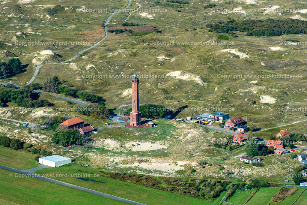 Norderney_Leuchtturm_ELS_5502091022 | NORDERNEY 09.10.2022 Leuchtturm in der Dünenlandschaft der Insel Norderney im Bundesland Niedersachsen. // Illuminated tower in the dunes of the island of Norderney in Lower Saxony. Foto: Martin Elsen