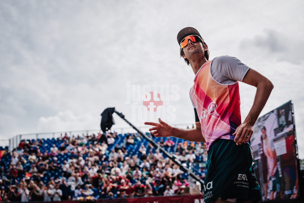 Beachvolleyball | Männer | Deutsche Meisterschaften 2025 Timmendorfer Strand | 05.09.2025 | Niklas Held läuft in die Arena ein
