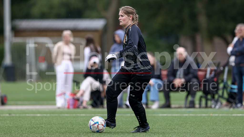 Fussball, Aufstiegsrunde Regionalliga Nord Frauen, FC Union 60 - SC Victoria Hamburg | Gesa Perlick (Torhüterin, Torwart, FC Union 60 Bremen, 1) am Ball, Freisteller, Einzelbild, Ganzkörper, Aktion, Action, Spielszene