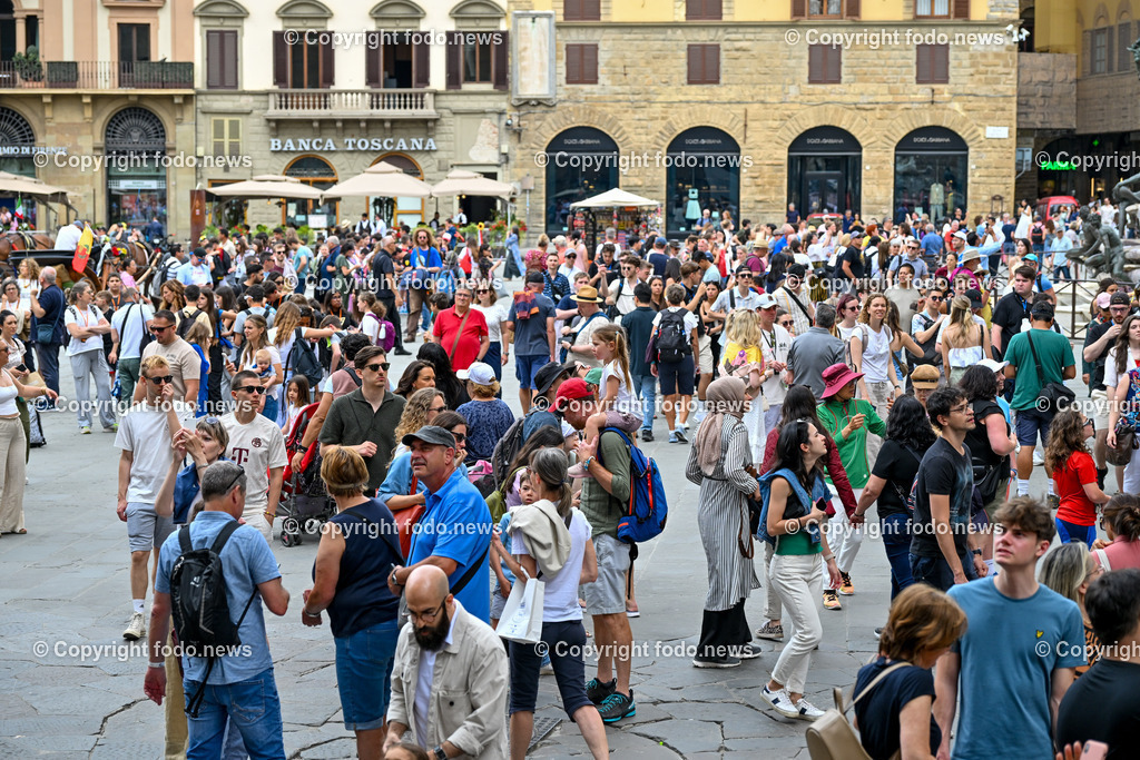 Italien_ Toscana_ Florenz_ 30.05.2024-165 | 30.05.2024, Italien, ITA, Toskana, Florenz im Bild Stadtansichten, Gebäude, Architektur, Touristen, Historisch, Souvenir, Altstadt, Museum, Statuen, Skulpturen, Piazza della Signoria, Statue David, Palazzo Vecchio, Neptunbrunnen, Piazza della Repubblica, Ponte Vecchio, Brücke, Uffizien, Kathedrale Santa Maria del Fiore, Arno, Fluß


Florenz, Firenze, ist eine italienische Großstadt. Nach Einwohnern ist sie die achtgrößte Stadt Italiens. Florenz ist die Hauptstadt sowie größte Stadt der Region Toskana und der Metropolitanstadt Florenz, in der etwa eine Million Menschen leben. Florenz ist für seine Geschichte berühmt. Leonardo da Vinci verbrachte große Teile seiner Jugend in Florenz, Michelangelo fand Unterschlupf in der Kirche der Medici, Galileo Galilei wohnte als Hofmathematiker in den Palästen der Medici. Von 1865 bis 1871 war die Stadt die Hauptstadt des neu gegründeten Königreichs Italien. Das historische Zentrum von Florenz zieht Jahr für Jahr Millionen von Touristen an. Die historische Innenstadt wurde von der UNESCO im Jahre 1982 zum Weltkulturerbe erklärt. 
Quelle: Wikipedia
