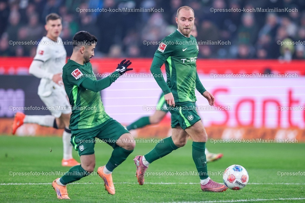 BMG13122502084 | 13.12.2025, Fußball, Borussia Mönchengladbach - VfL Wolfsburg, 1. Fußball Bundesliga, 14.Spieltag, Borussia-Park, Saison 2025 2026: Mohamed Amoura&nbsp;(VfL Wolfsburg #09) neben Christian Eriksen&nbsp;(VfL Wolfsburg #24)  DFB regulations prohibit any use of photographs as image sequences and or quasi-video.