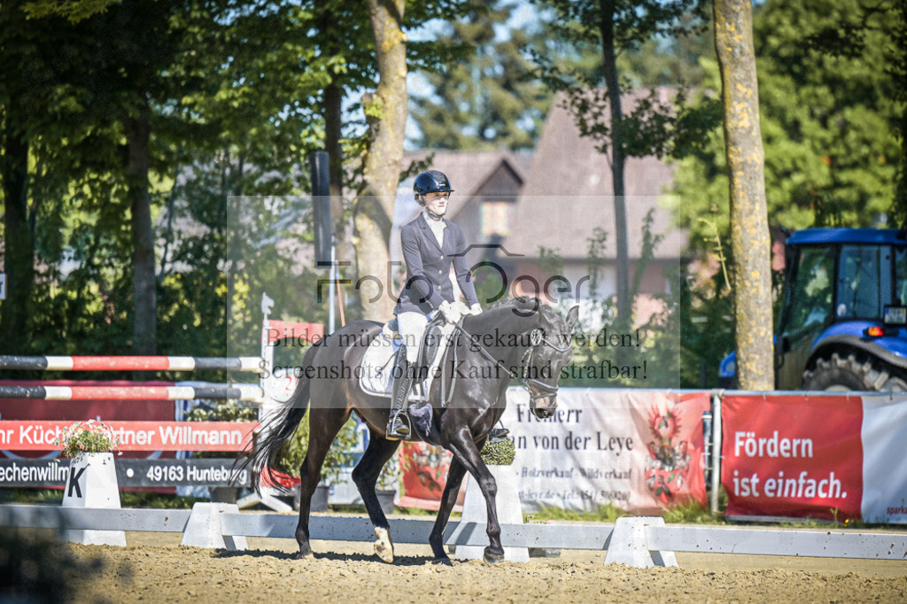 DOS_7405 | Entdecke hochwertige Reitturnierfotos von Foto Oger. Professionell, emotional und authentisch – jetzt Lieblingsmomente im Shop bestellen.Deutschlandweite Turnierfotografie. - Realisiert mit Pictrs.com
