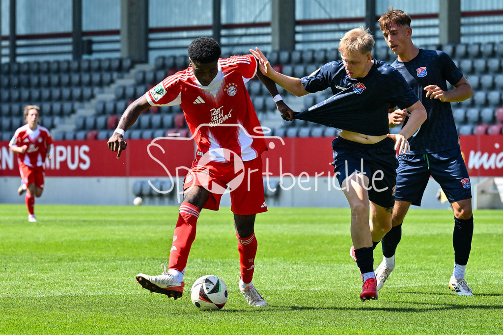 FC Bayern München U19 - SpVgg Unterhaching U19 | im Duell Allen Junior LAMBE (FC Bayern U19 8) und Andreas SCHWEINSTEIGER (Haching 5) / Zweikampf / U19 DFB-Nachwuchsliga: FC Bayern München U19 - SpVgg Unterhaching U19; FC Bayern Campus am 10.08.2025