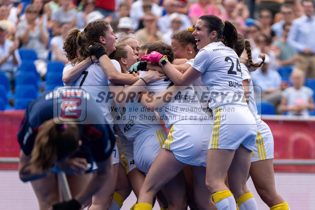 Final4_20250531-1223-HK107593 | Krefeld, Deutschland, 31.05.2025:  Feldhockey Final4 2025 – „Deutsche Feldhockey-Meisterschaften 2025“ im Gerd-Wellen-Hockeyanlage am 31.05.2025 in Krefeld, Deutschland. (Foto von Kramhöller/Fehrmann/Kaste)Krefeld, Germany, 31.05.2025: Feldhockey Final4 2025 – „Deutsche Feldhockey-Meisterschaften 2025“ in Gerd-Wellen-Hockeyanlage at 31.05.2025 in Krefeld, Deutschland. (Foto from Kramhöller/Fehrmann/Kaste)