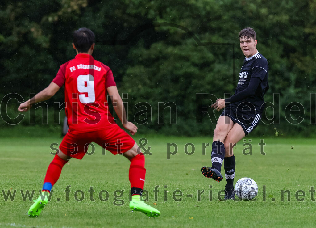 2023-08-27_032_TSV_Steinhoering_gegen_FC_Ebersberg | Steinhöring, Deutschland, 27.08.2023:
Fußball, Kreisklasse 2023 / 2024, 2. Spieltag, TSV Steinhöring gegen FC Ebersberg, Endergebnis: 2:0

Tim Michel (FC Ebersberg, #9), Sebastian Lang (TSV Steinhöring, #5)

Foto: Christian Riedel / fotografie-riedel.net