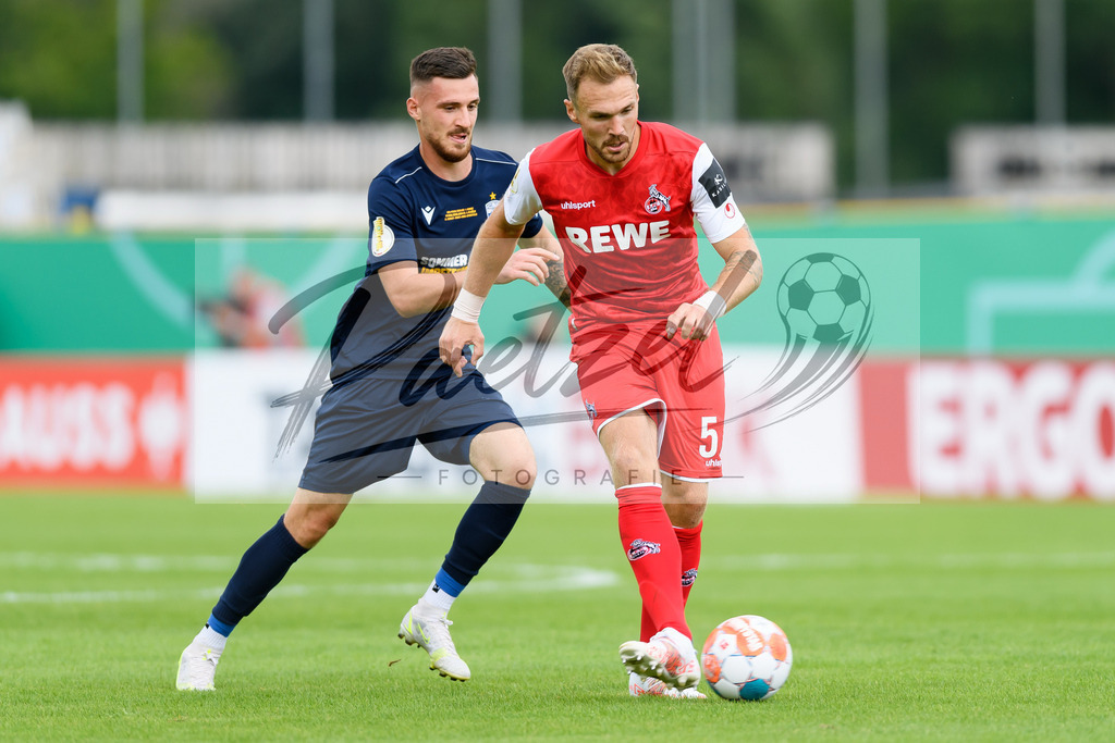JENKOE20210808_140 | Fussball, Herren: Rafael Czichos (1. FC Koeln) in Aktion, am Ball, Einzelaktion beim Spiel der 1. Runde im DFB-Pokal zwischen FC Carl Zeiss Jena und 1. FC Koeln im Ernst-Abbe-Sportfeld am 08.08.2021 in Jena, Deutschland.DFB / DFL REGULATIONS PROHIBIT ANY USE OF PHOTOGRAPHS AS IMAGE SEQUENCES AND/OR QUASI-VIDEO. - Realisiert mit Pictrs.com