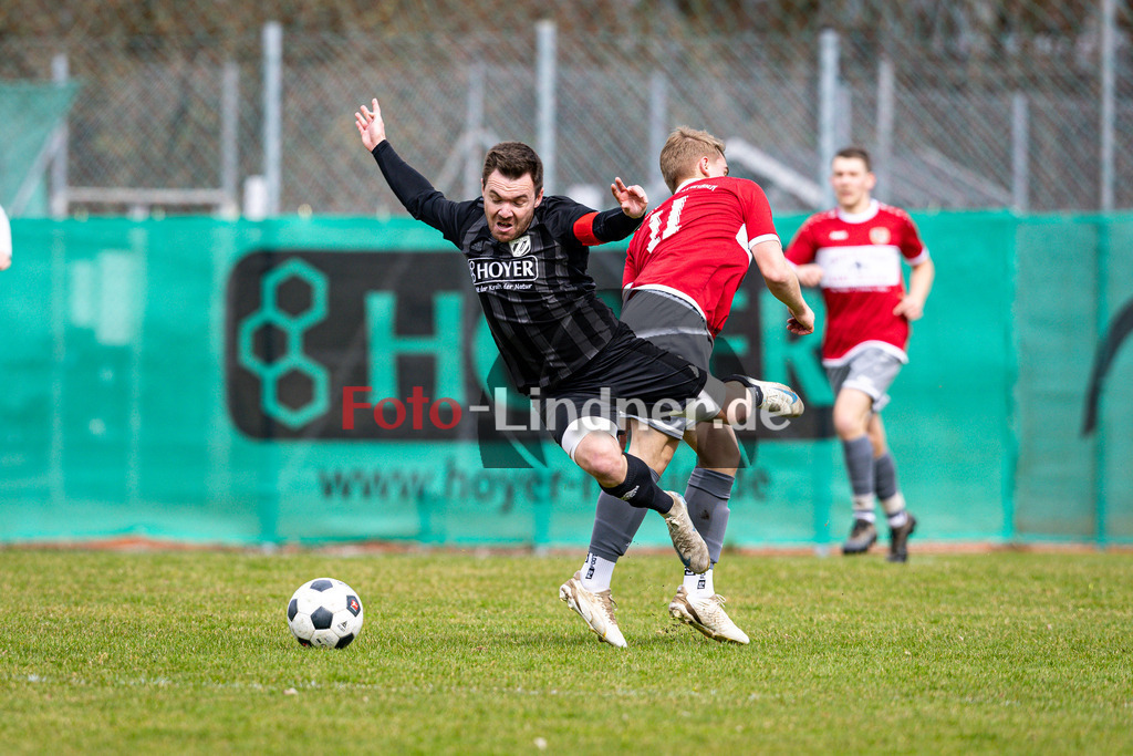 SV Polling gegen FC Wildsteig/Rottenbuch | Fußball Kreisliga Herren Oberbayern Zugspitze Gruppe 1 2024/25, SV Polling gegen FC Wildsteig/Rottenbuch, 20250330,Faul,2025-03-30 in Polling (Sportplatz Polling), Fabian MAIER (FC Wildsteig/Rottenbuch 11), Maximilian BAUMGARTNER (SV Polling Kapitän 11)Copyright: WolfgangxLindner www.foto-lindner.de