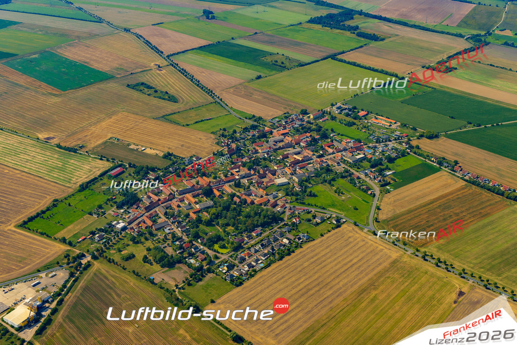 Heeren Stendal Bild- Das Luftbild wurde 2025 vom UL-Flugzeug heraus erstellt ( keine Drohne bzw. Drohnenaufnahme ) - Hochauflösende Luftaufnahme -Nicht vergleichbar mit Google Maps oder Satelittenbilder- Die Geschenkidee !Mit Lizenz und Bildrechte bestellbar - CC