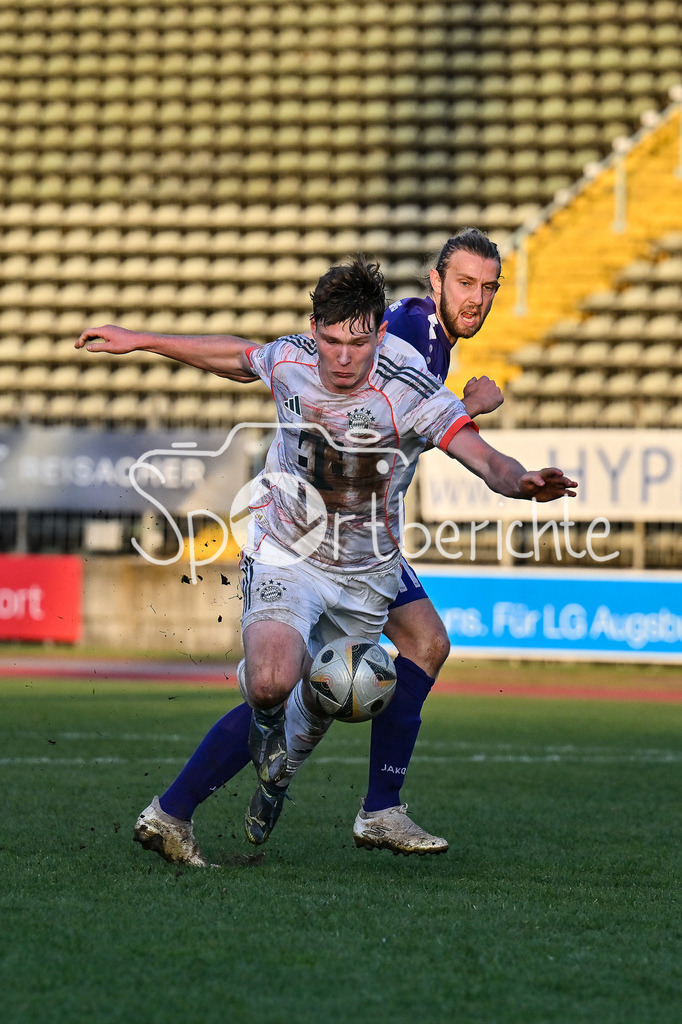 TSV Schwaben Augsburg - FC Bayern Amateure | AUGSBURG, GERMANY - 29. NOVEMBER: im Duell Richard Christian MEIER (FC Bayern München II 9) und Rasmus FACKLER-STAMM (TSV Schwaben Augsburg 11) beim Ligaspiel zwischen dem TSV Schwaben Augsburg und den Amateuren des FC Bayern am 20. Spieltag der Regionalliga Bayern im Rosenaustadion