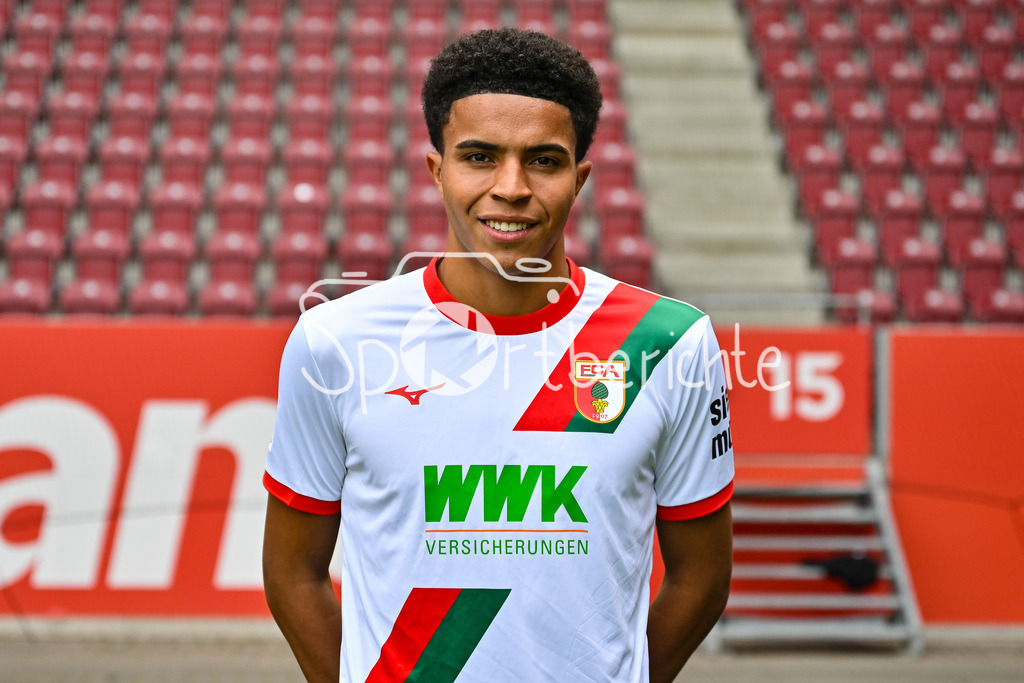 FC Augsburg 2025/26 | Noahkai BANKS / Einzelfoto / Freisteller / Media Day FC Augsburg: WWK-Arena am 06.08.2025