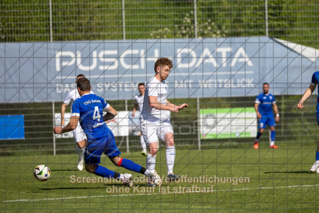 20250427_162509_0147 | #,TSG Salach (blau) vs. 1.FC Eislingen (weiß), Fußball, Bezirksliga - Bezirk Neckar/Fils, 24. Spieltag, Saison 2024/2025, Rasensportplatz, Staufenecker Str. 41, 73084 Salach, 27.04.2025 - 15:00 UhrFoto: PhotoPeet-Sportfotografie/Peter Harich