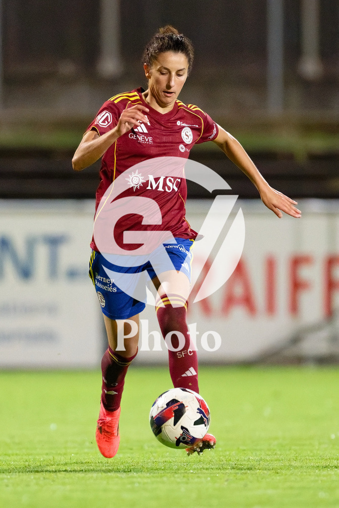 DZ9_5190_c | Switzerland: AXA Womens Super League 2025/26, Servette FC Chenois Feminin vs FC Aarau Frauen - Stade des Trois-Chene, Chene-Bourge: Ghoutia Habiba Karchouni (10 Servette FC Chenois Feminin) controls the ball (action) 