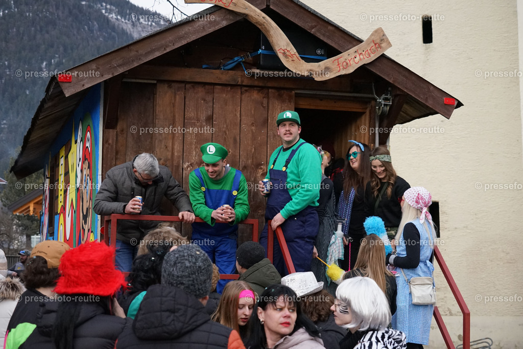 news-2023-Feb11-Fasching-Weissenbach-DSC02180 | Info aus dem Bezirk Reutte/Ausserfern Tirol sowie eine umfangreiche Bilddatenbank über die gesamte Region: Lechtal, Talkessel Reutte, Tannheimertal, Zwischentoren. Lech, Plansee, Zugspitze, Grenztunnel, B179, Fernpassstraße, Verkehr, Lawinen, Tradition, - Realisiert mit Pictrs.com