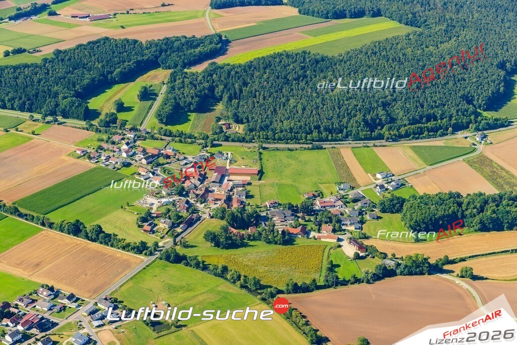 Klassische Luftaufnahme ohne Drohne zeigt:Altmannshof bei Poppenricht - Die Luftbildaufnahme wurde 2025 vom UL-Flugzeug heraus erstellt ( keine Drohne ) - Hochauflösende Luftaufnahme -Nicht vergleichbar mit Google Maps oder Satelittenbilder- Die Geschenkidee !Mit Lizenz und Bildrechte bestellbar